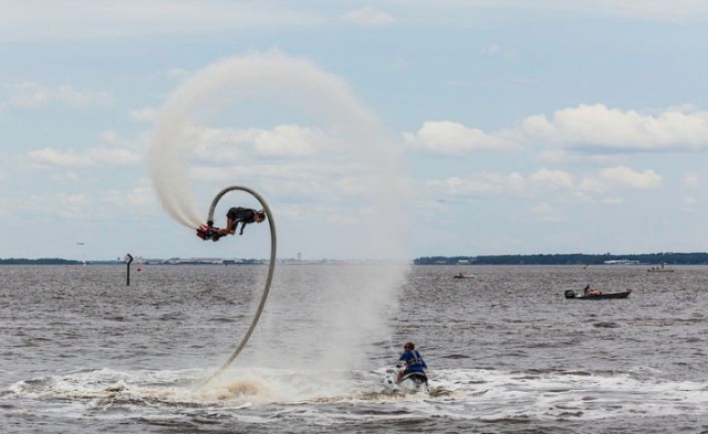 hombre dando una voltereta mientras practica flyboard